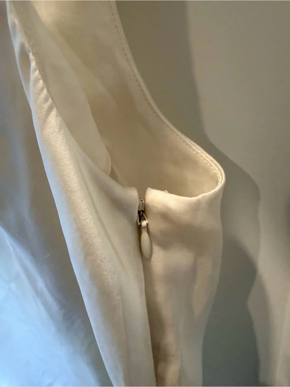 Banana Republic Ivory Pleated V Neck Sleeveless Blouse Top Size 12